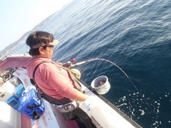 水戸浜会の皆さん、五目釣りでボチボチアタリもありいい日和でした。サムネイル