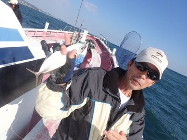 チーム鱚仁の皆さん、コマセ五目で。今日は小アジ主体。ヒラソウダが一時まわりましたが、ワンチャンスで終わりました。サムネイル