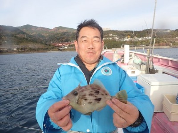 水戸浜会の皆さん、カワハギ、アマダイリレーで。前半カワハギ単発で良型、後半アマダイアタリボチボチ、どうにかお土産できました。サムネイル