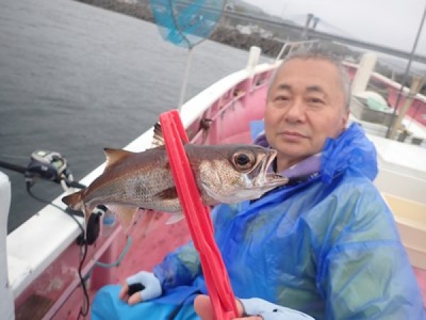 第六天の皆さん、コマセ五目で。朝小アジ少なく、その後中アジ主体でアタリあり。ずっとアタリが続きました。サムネイル