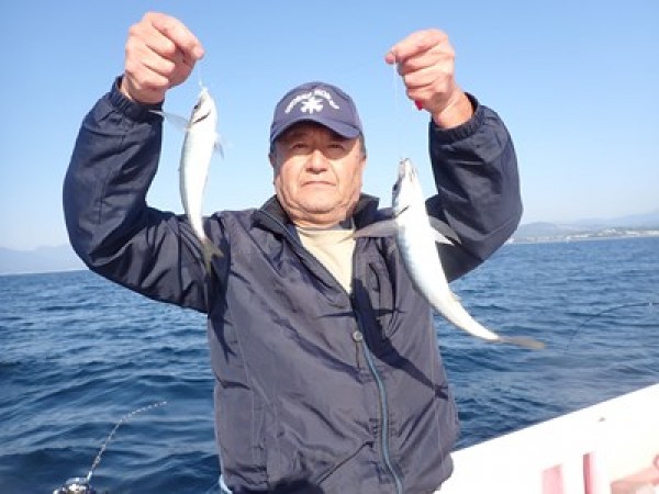 今年初のなべおさむちゃんチーム、アジ狙いで。中・小アジ、中サバ混じりでしばらくアタリが。後半風強まり、アタリ遠のいてしまいました。サムネイル
